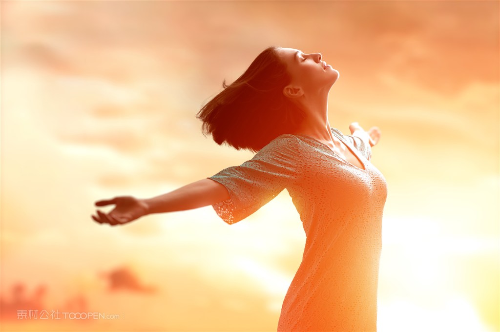 张开双手享受微风的美女图片写真