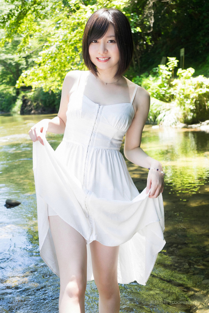 小溪里玩水的日本白色连衣裙美女高清图片