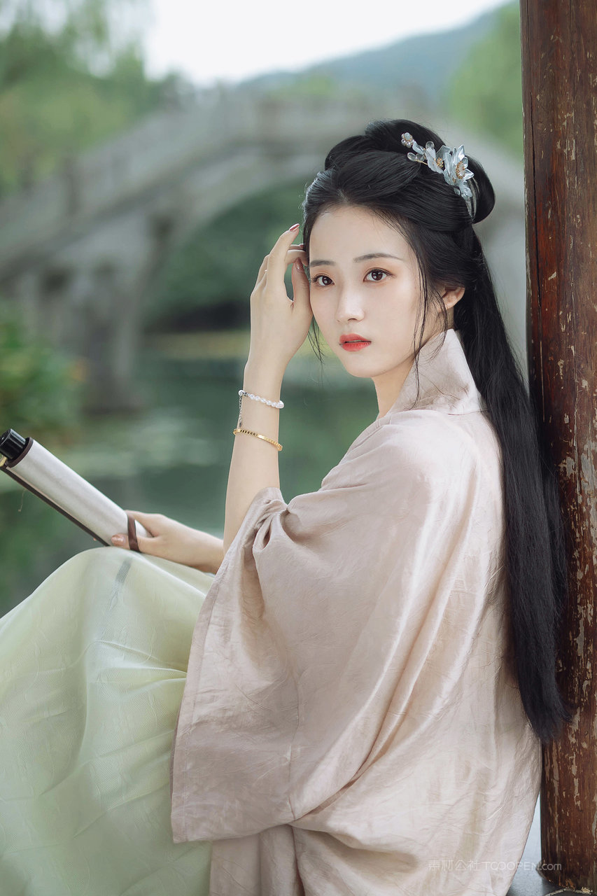 拿着字画的中国唯美古装美女写真图片