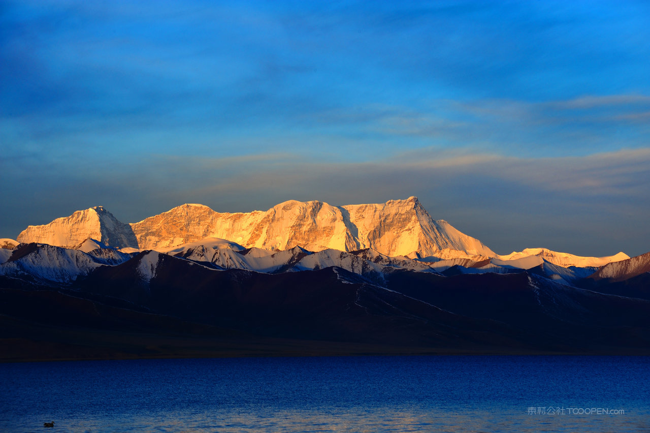 唯美日照金山风景画