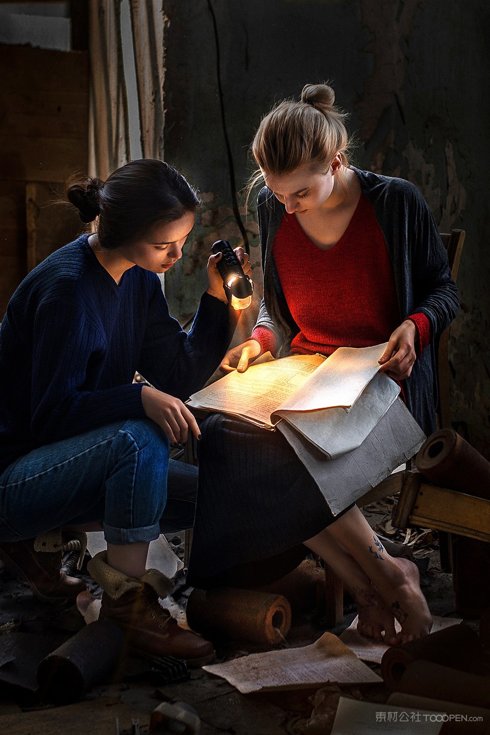 看书的欧美美女图片素材