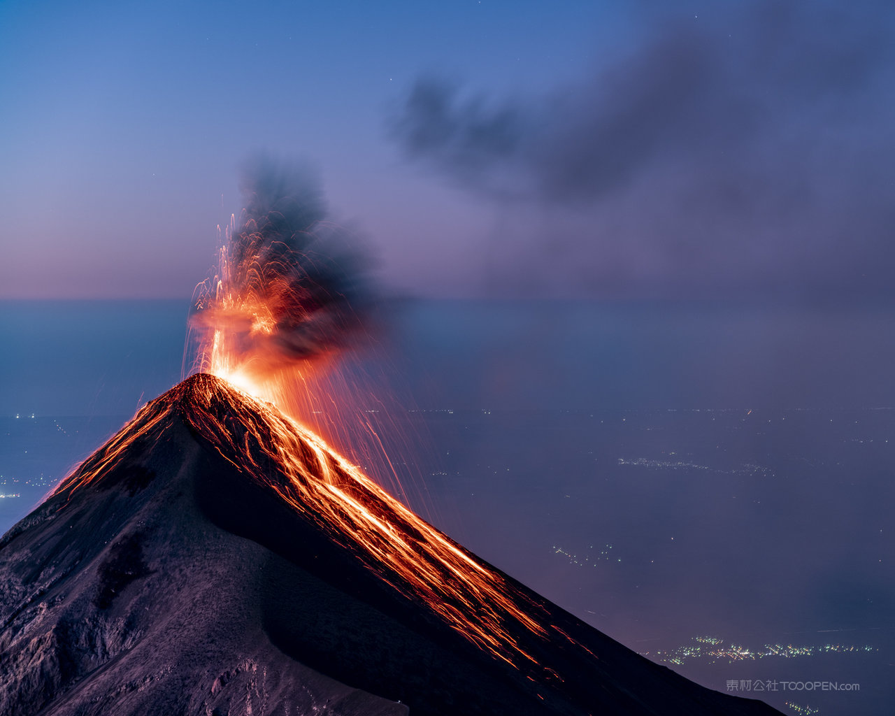 高清火山山脉风景画