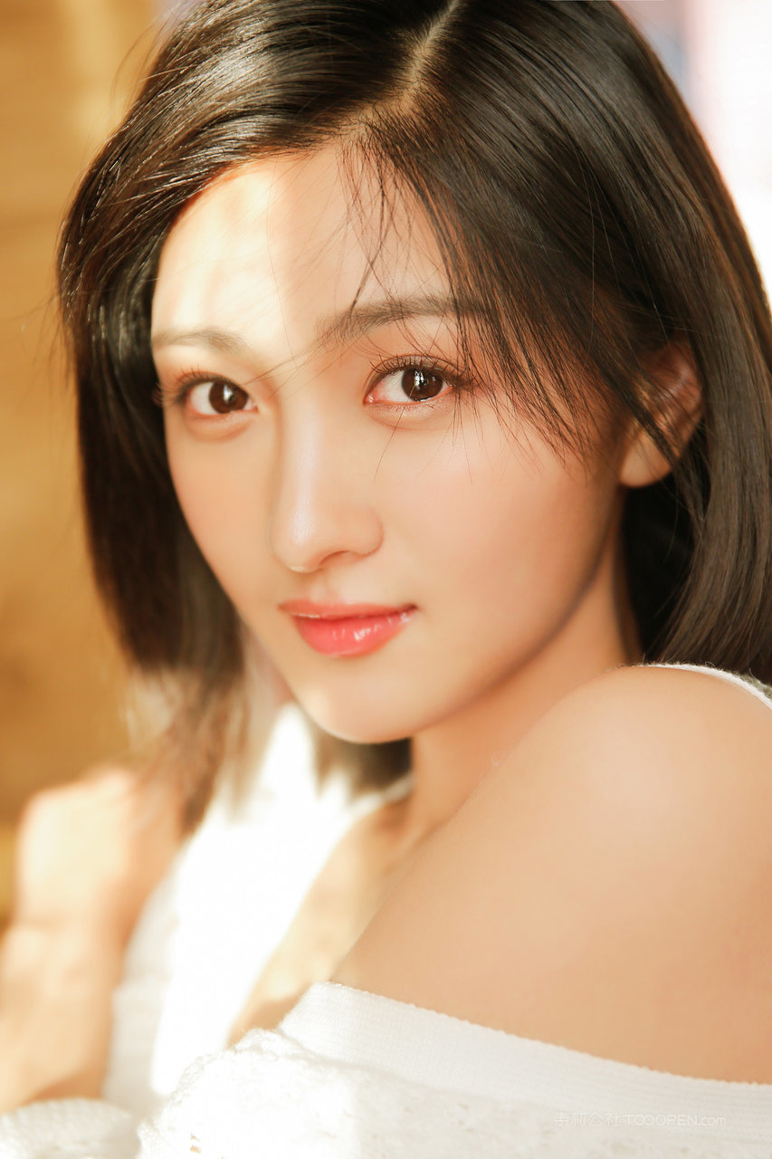 大眼睛清秀美女高清手机壁纸图片大全