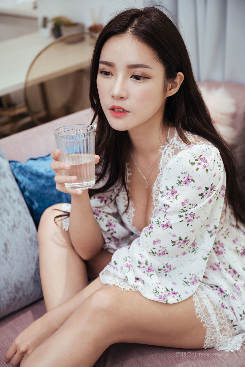 高清日本美女短裙图片