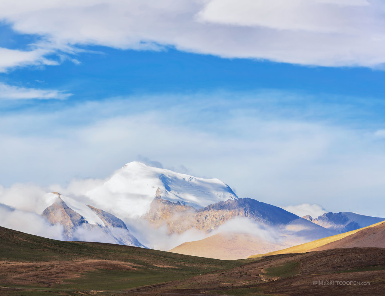 远方的雪山风景画图片