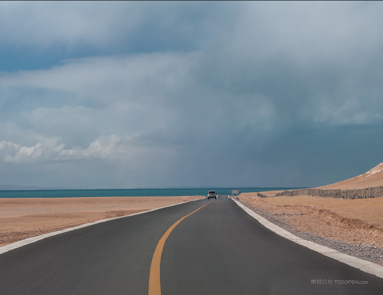 藏区公路自驾路面风景摄影图