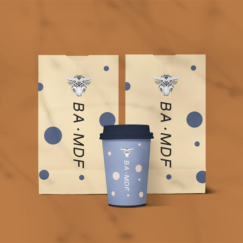 创意个性姜黄色背景下的食品包装杯子样机