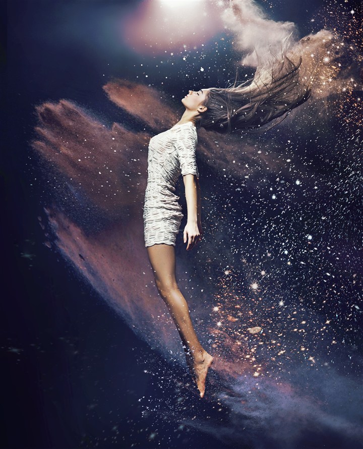 悬浮在星空的美女