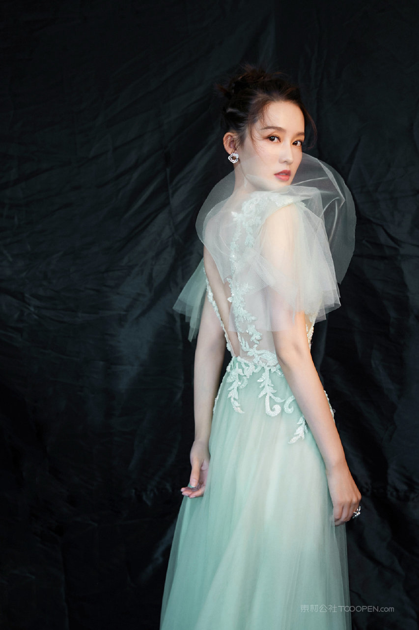 穿着纱裙的高清美女明星李沁背影写真图片