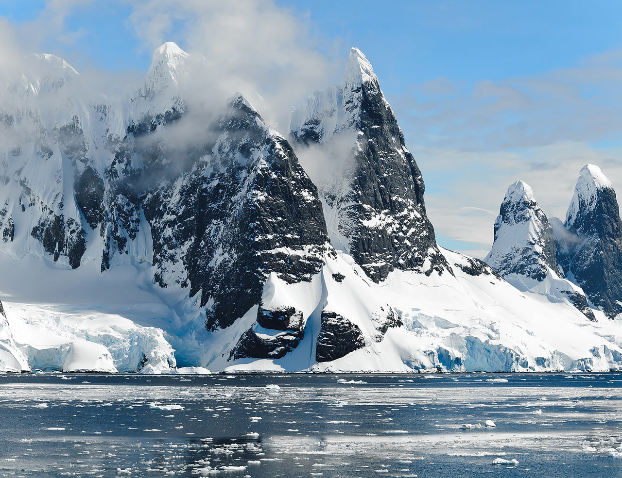 高清山脉雪山风景画图片
