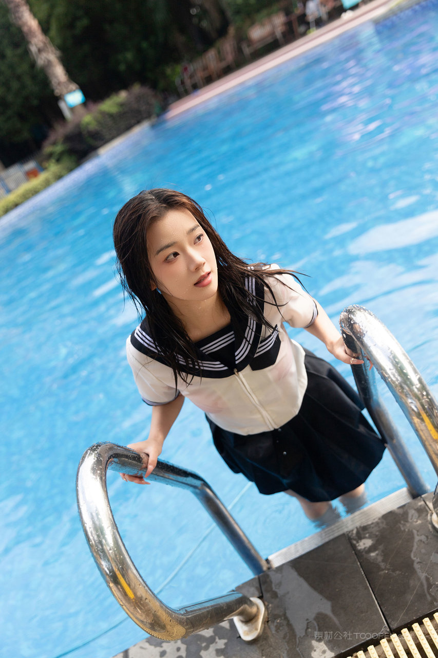 日本水手服美女图片