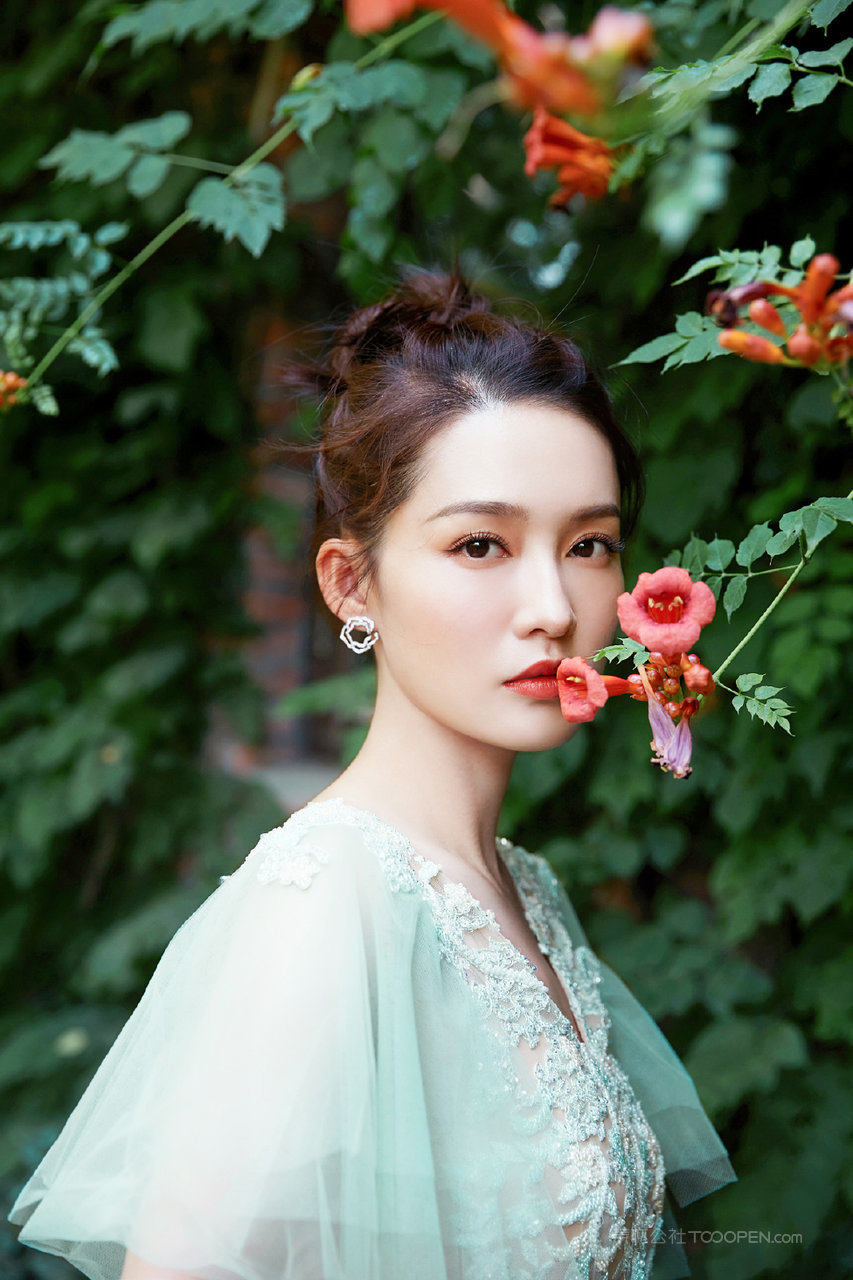 户外踏青的漂亮美女明星李沁绿意写真图片