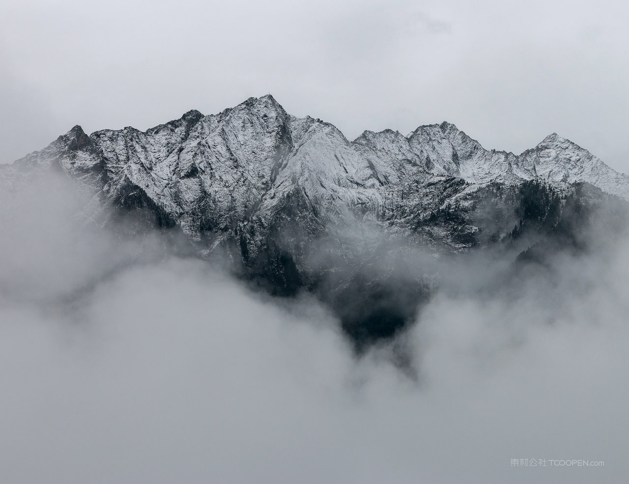 高清雪山风景画素材