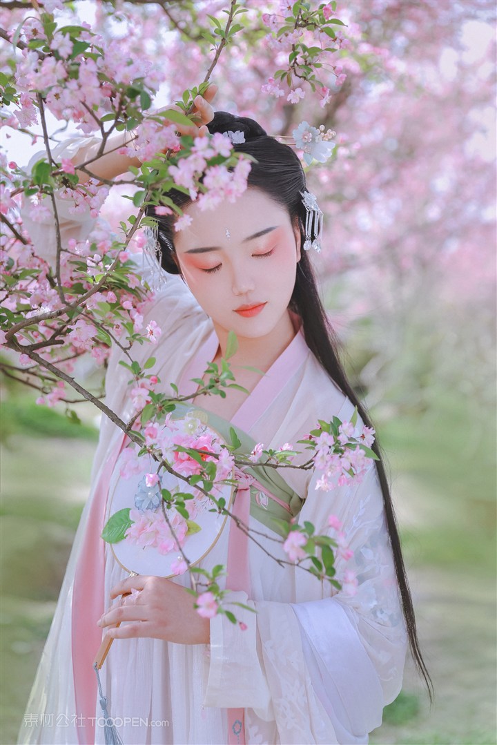 陶醉在桃花香里的古装美女图片