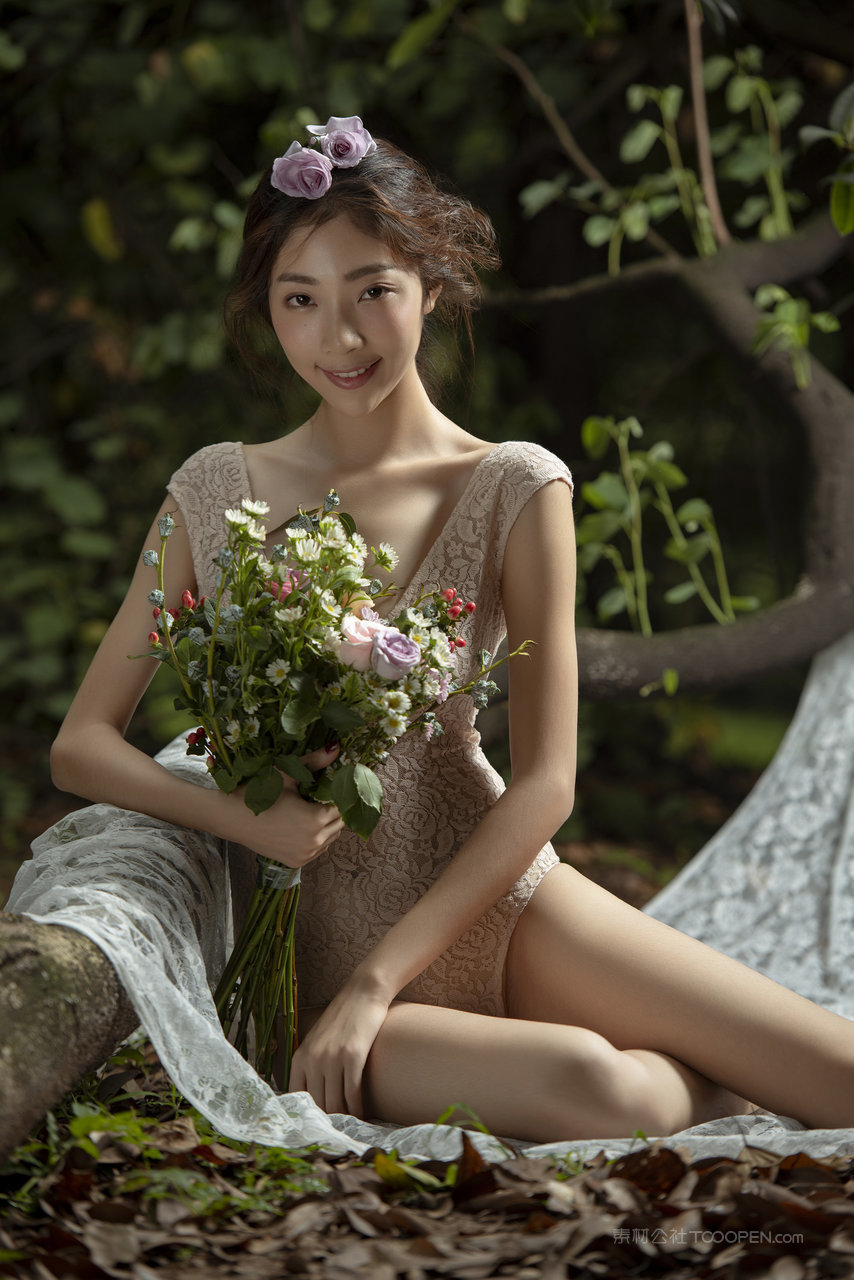 抱着鲜花的清纯可爱mm唯美人体艺术照图片