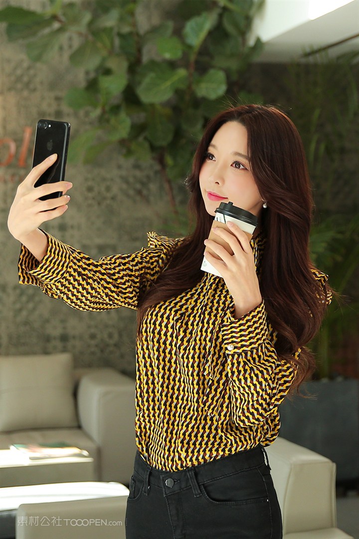 拿着手机自拍的高清韩国美女图片