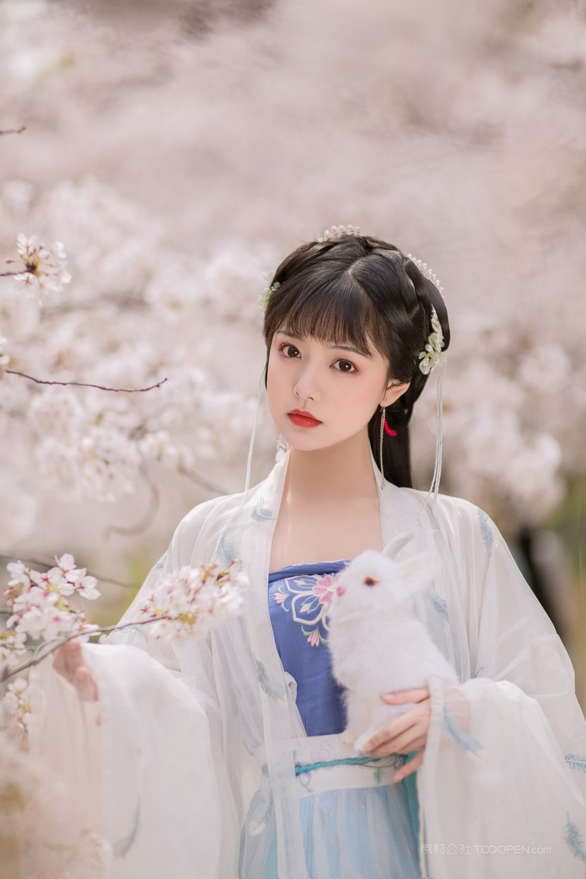 抱着小白兔的清纯古装小姐姐唯美艺术照图片