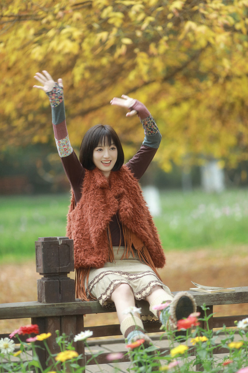 蹲在地上看书的甜美图片