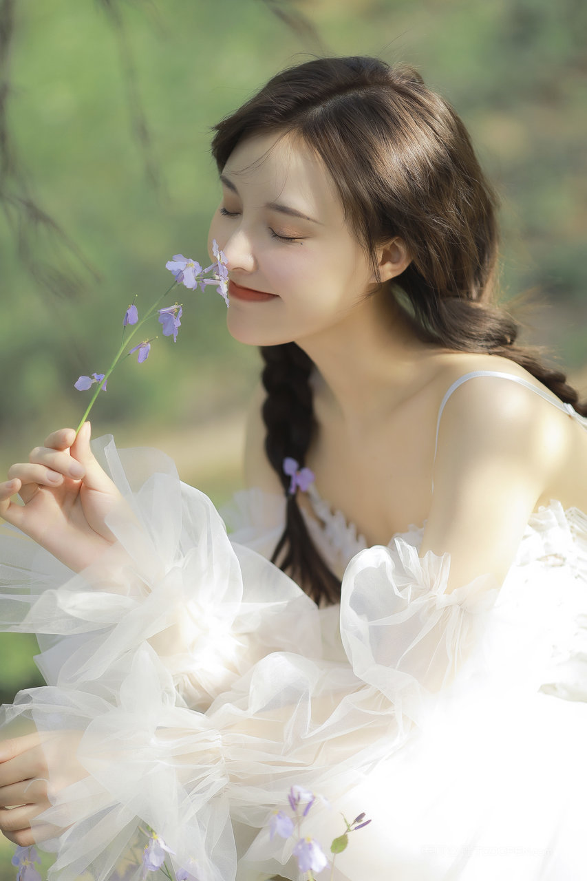 粉嫩甜美小姐姐极品香肩诱惑图片