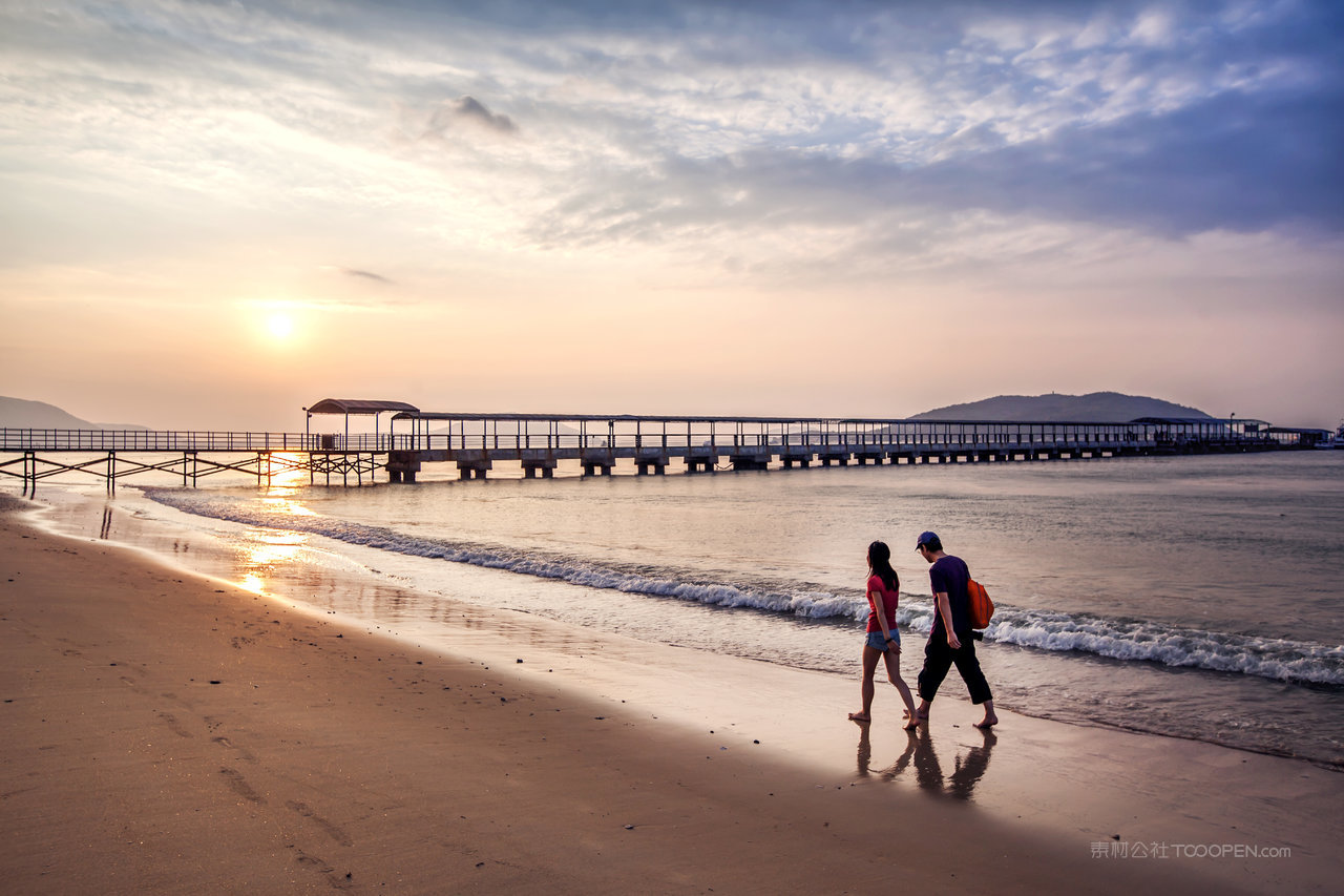 海边漫步风景画