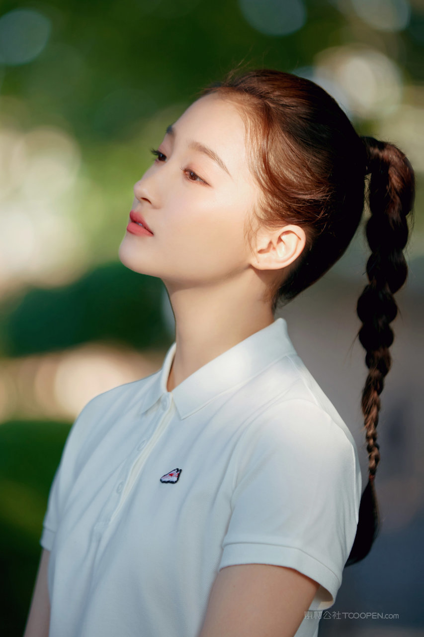 扎着辫子的清纯可爱美女明星关晓彤图片