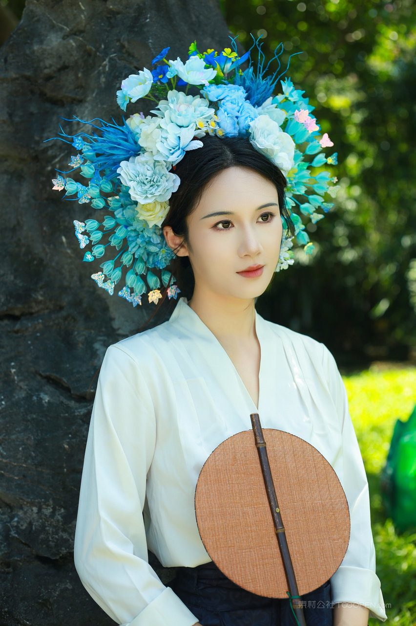 头戴鲜花帽的头像女生可爱萌小清新图片