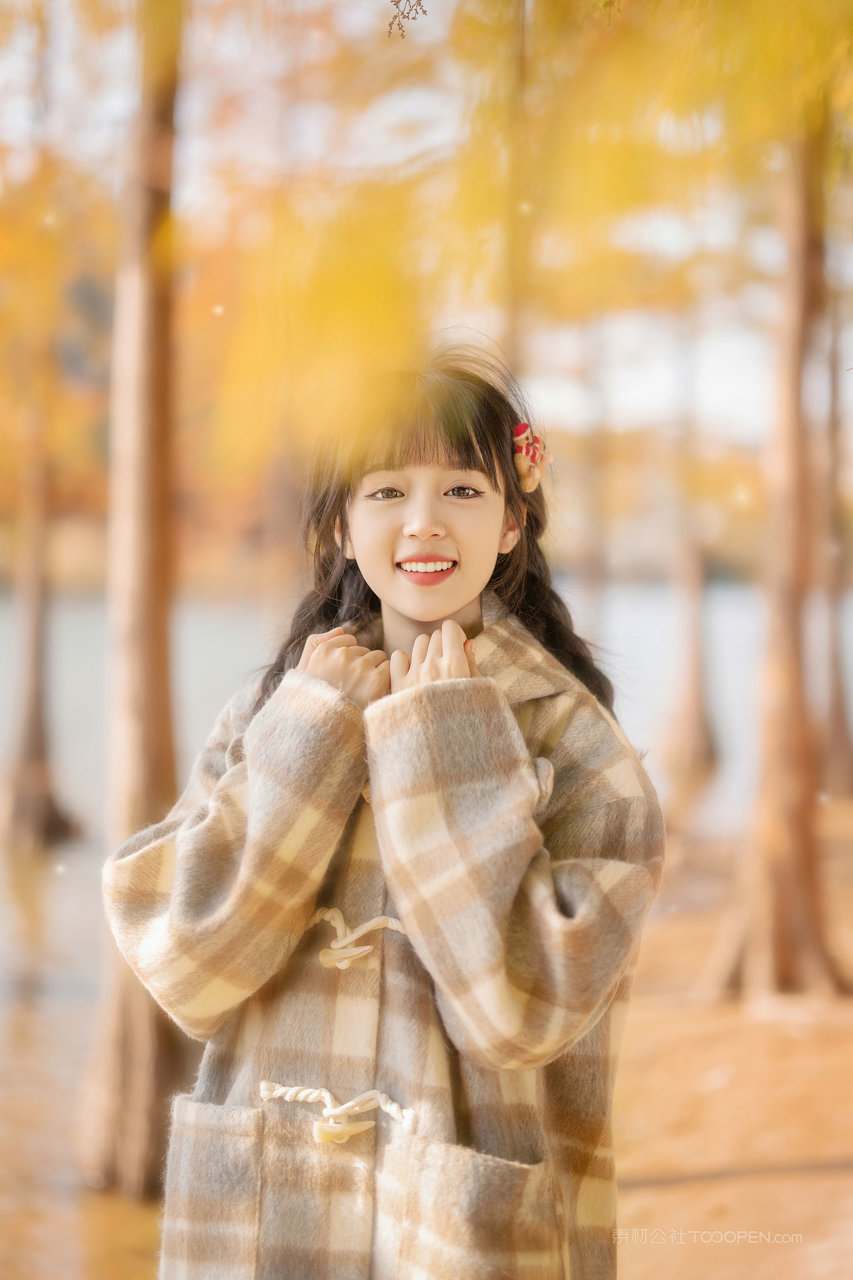 可爱美女主播秋日摄影