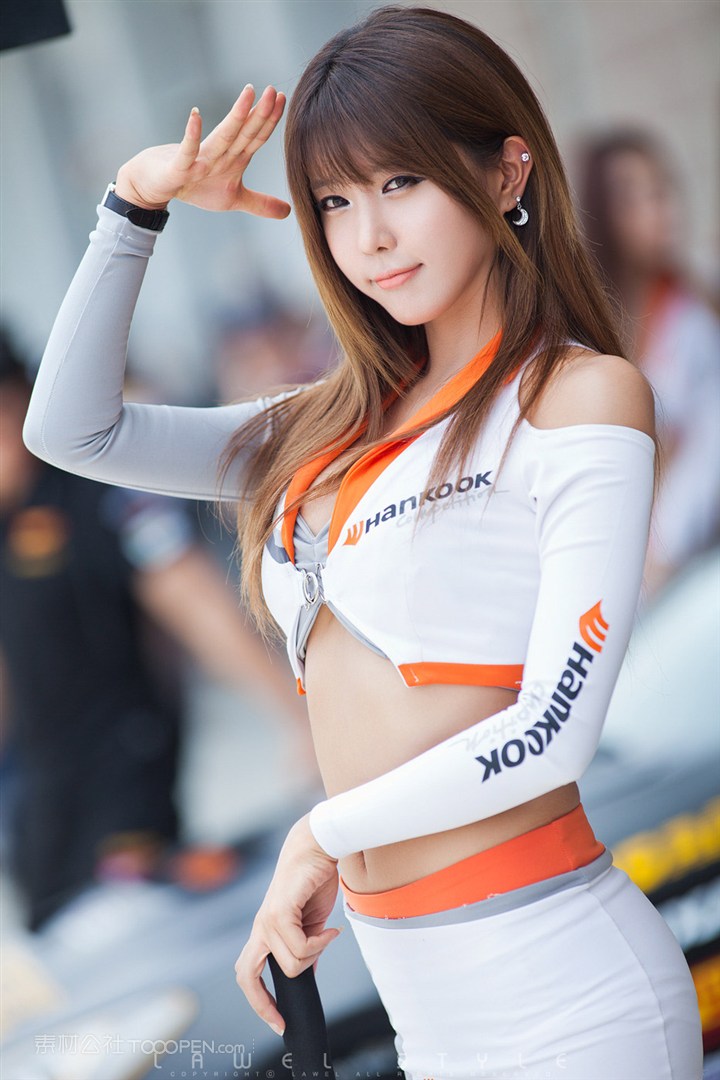 紧身裤大胸韩国美女车模许允美