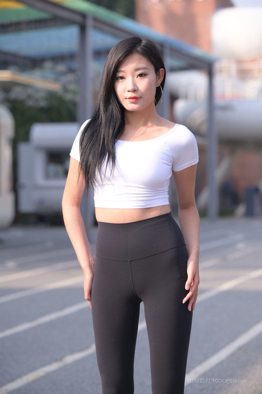 街拍美女瑜伽裤图片