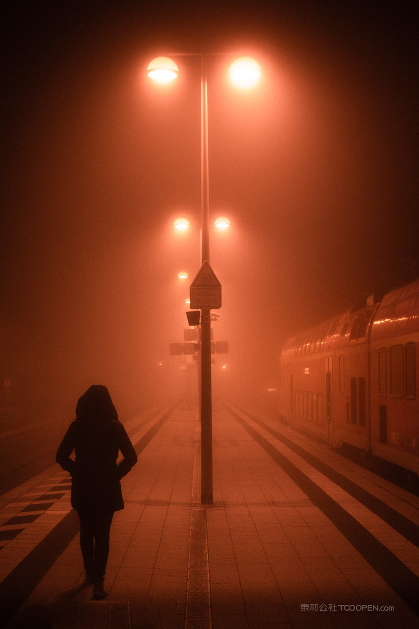 街道路灯迷雾走在路上行人图片