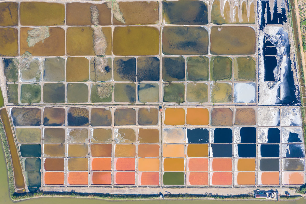 威海网红彩色晒盐池航拍