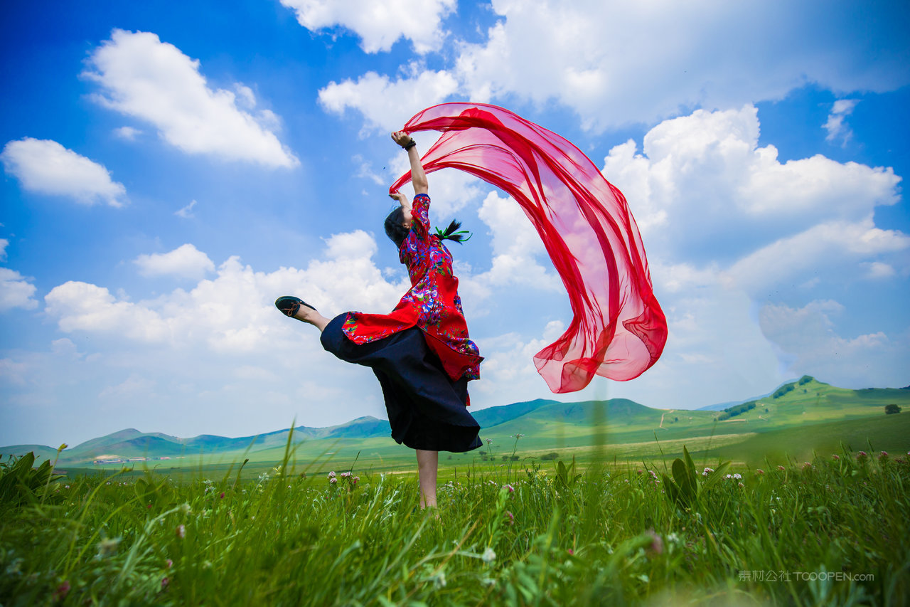 草原上起舞的女孩