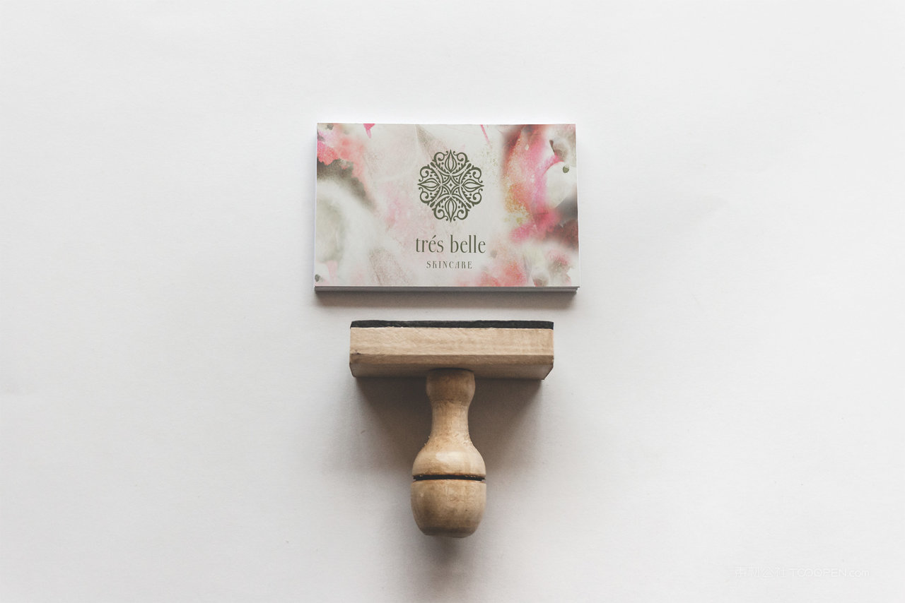 花朵精致名片办公用品品牌vi样机