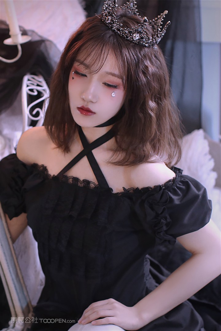 戴着王冠的暗黑女王美女图片