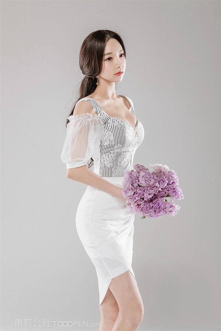 拿着花束的韩国气质美女朴秀妍图片