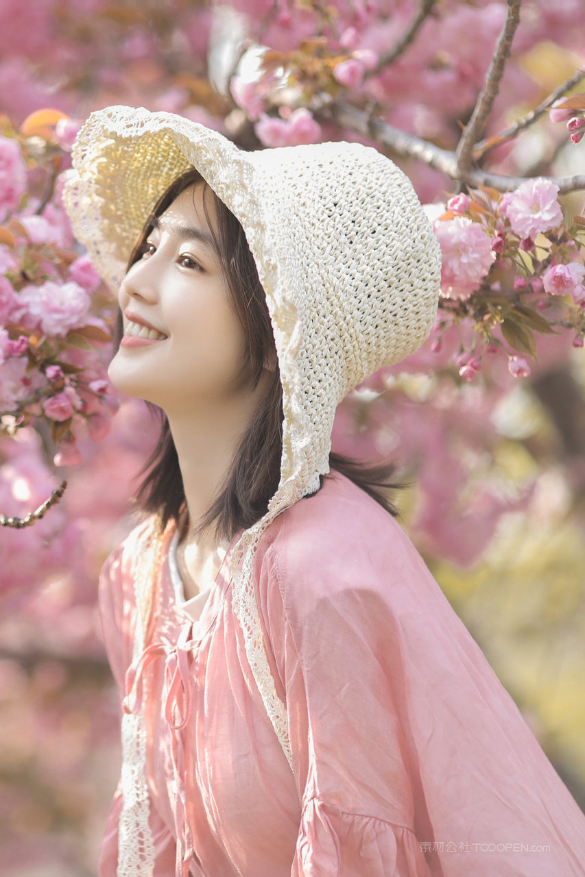 戴着草帽的高颜值养眼女生高清图片