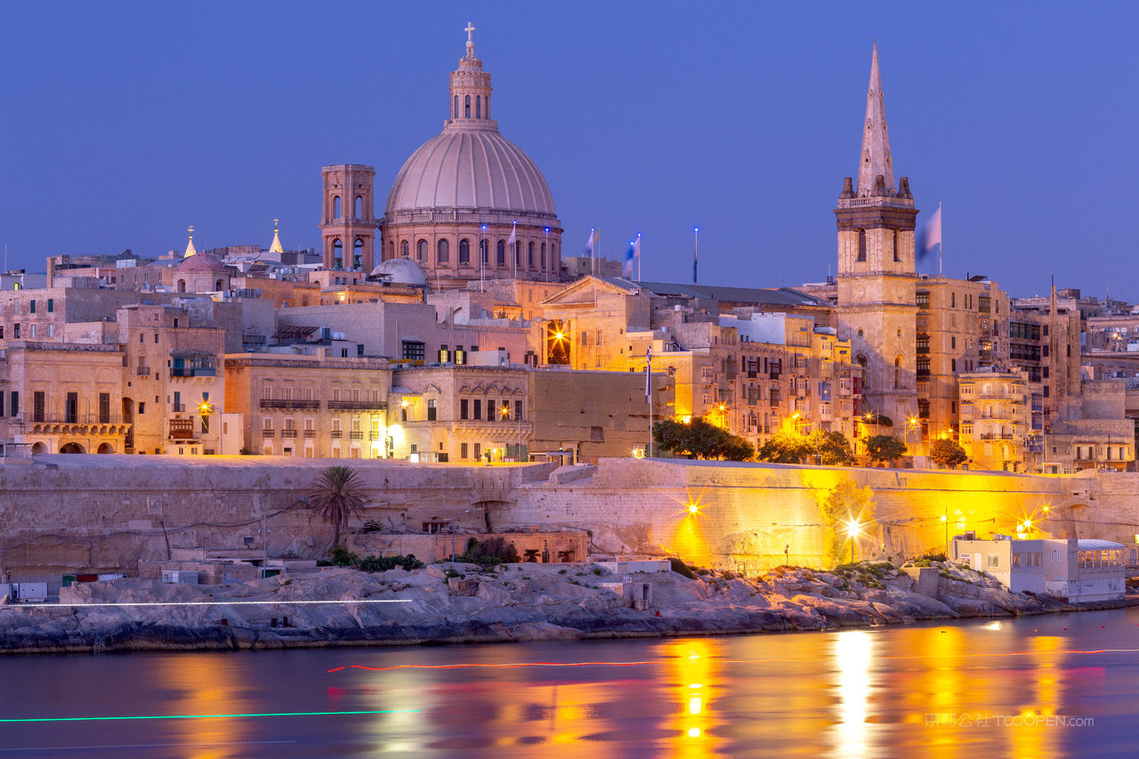 圣保罗大教堂的圆顶和钟楼大在夜间照明马耳他瓦莱塔圣保罗大教堂在日落时的大楼