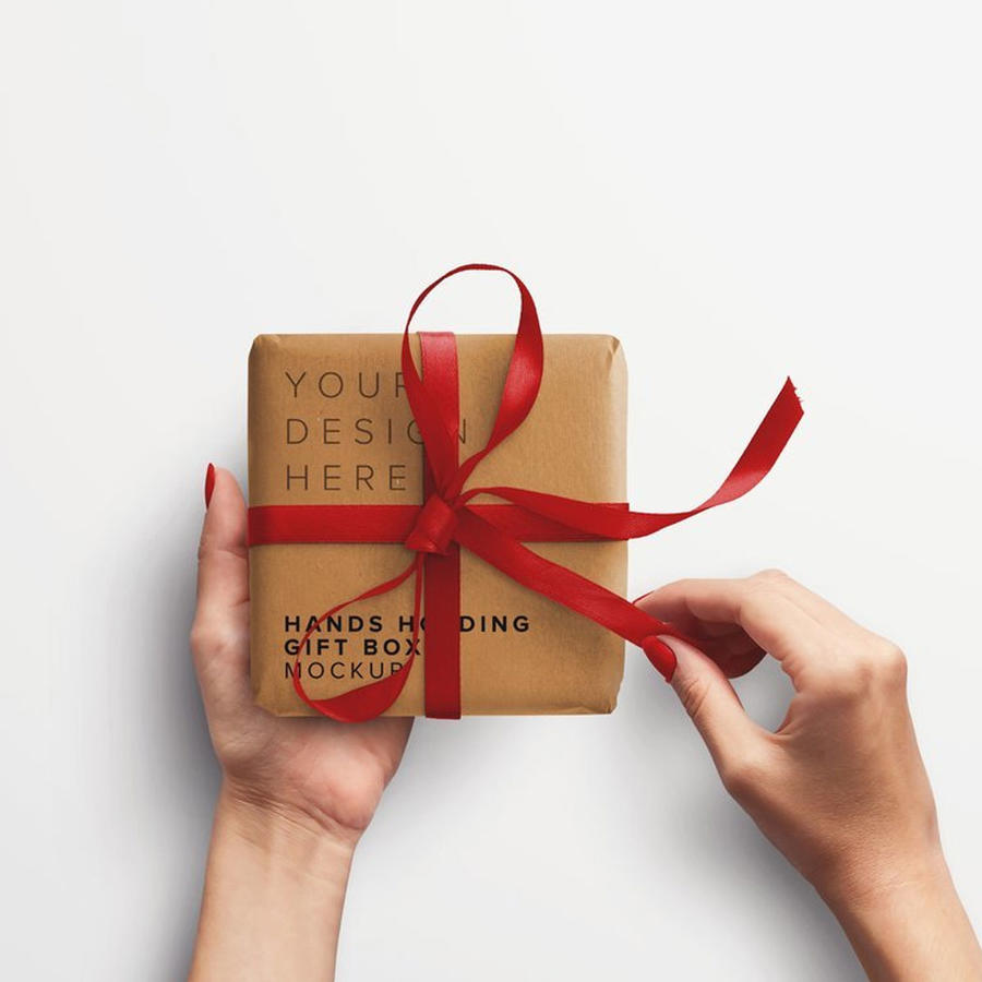 手拿着丝带礼品盒样机