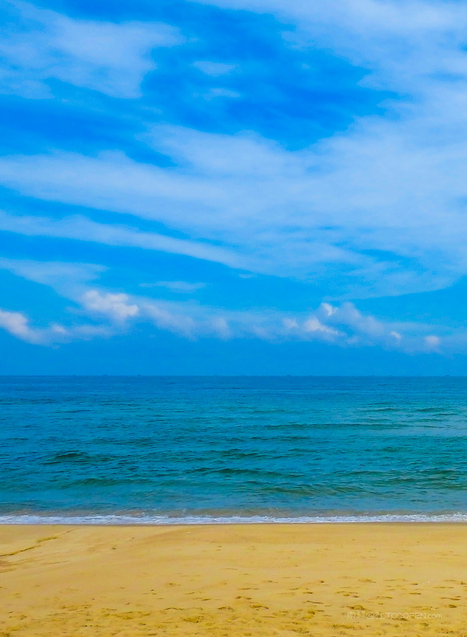 蓝天白云下的蓝色大海和金色沙滩