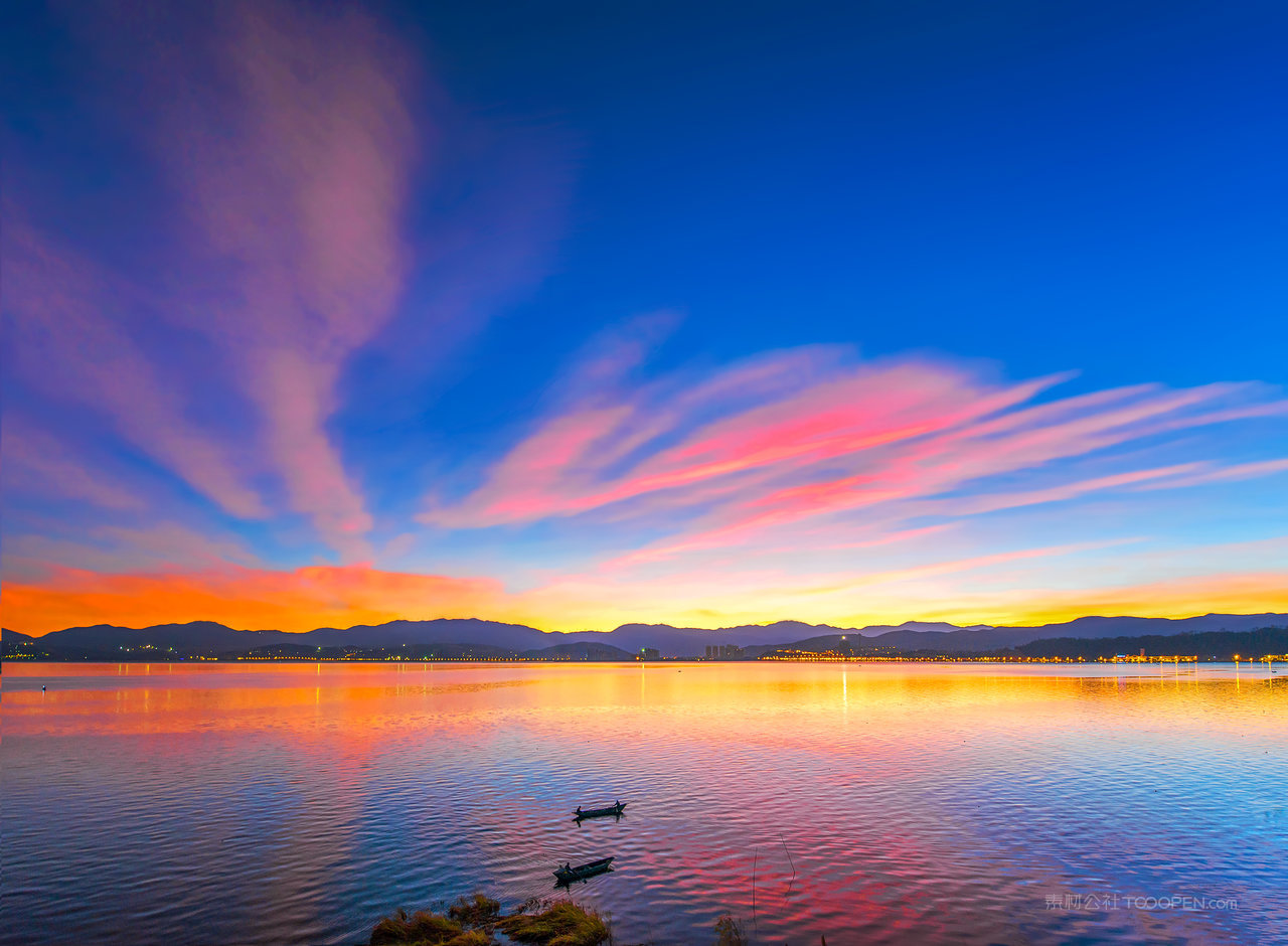 色彩斑斓的洱海晨曦