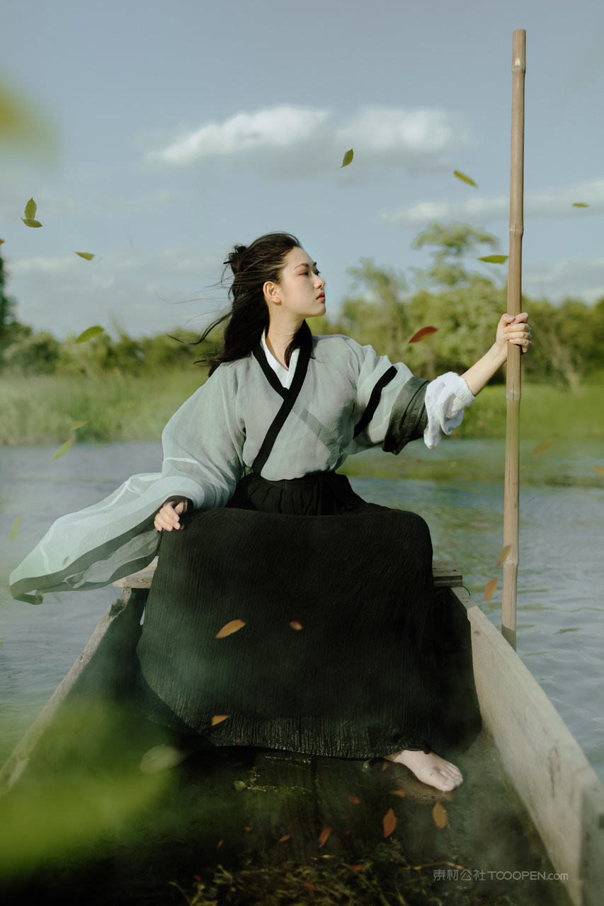 坐在船头的古装美女艺术写真摄影图片