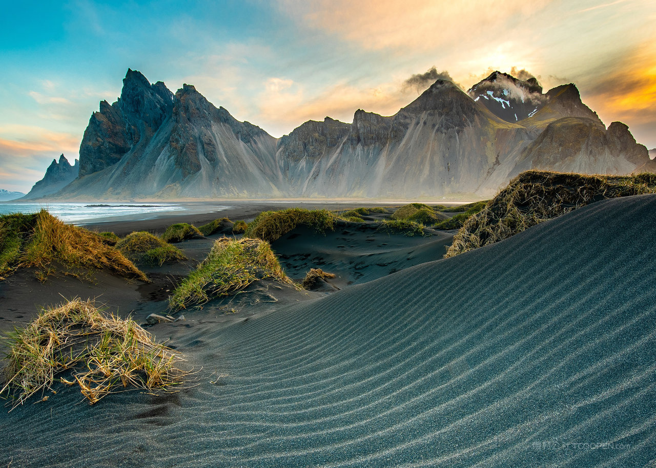 高山巍峨山脉风景画图片