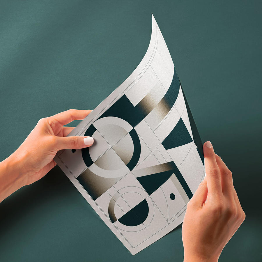 手拿海报宣传单样机效果图展示