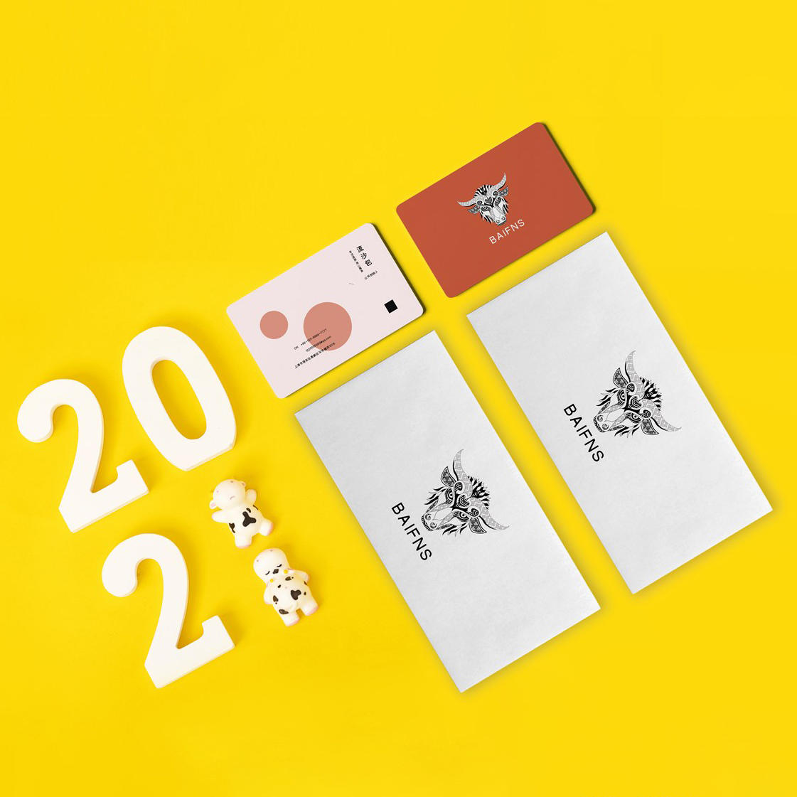 清新简约黄色背景上的卡片信封样机