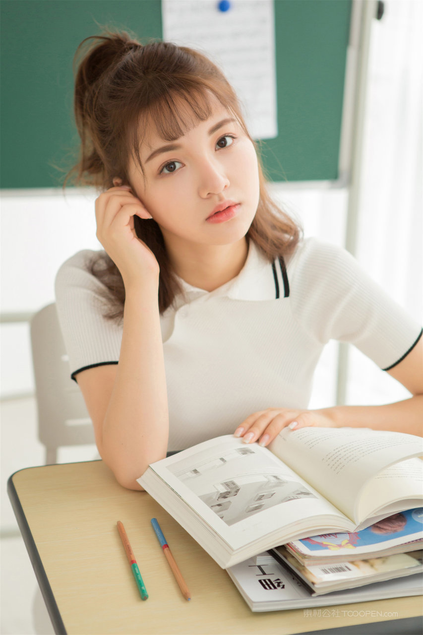 教室里看书的清纯养眼美女校花高清摄影写真图片