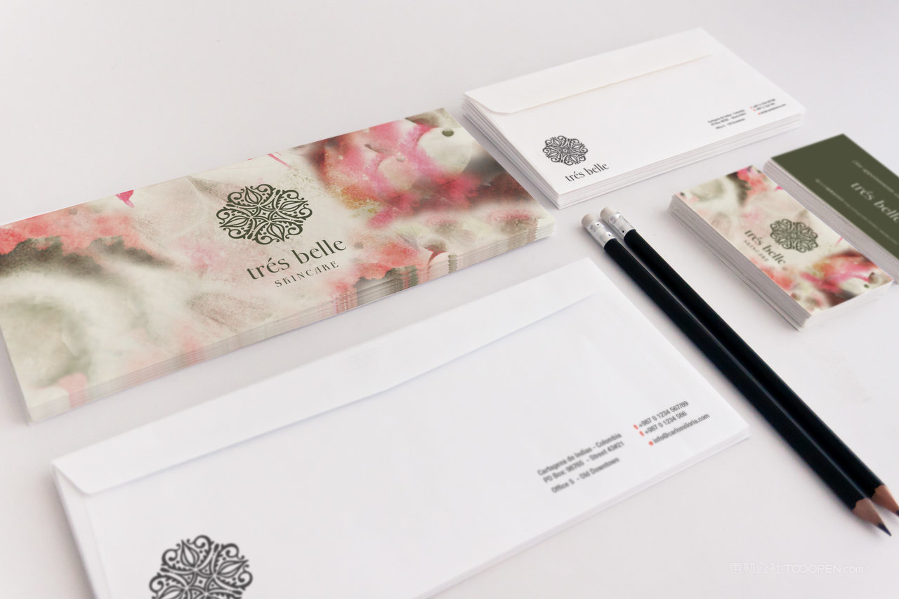 花朵精致信封办公用品品牌vi样机