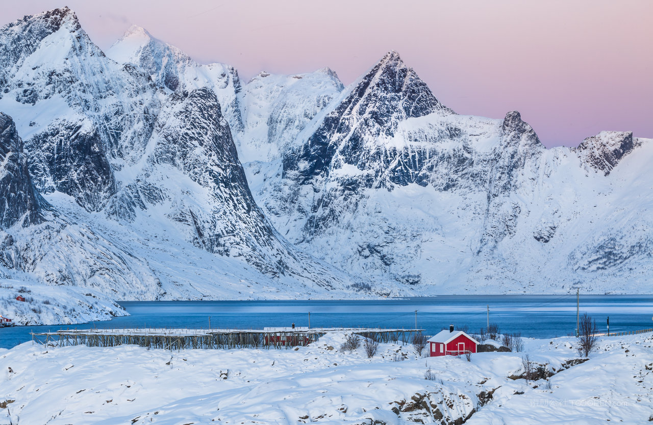 挪威北极圈雪山脚下美丽的渔村