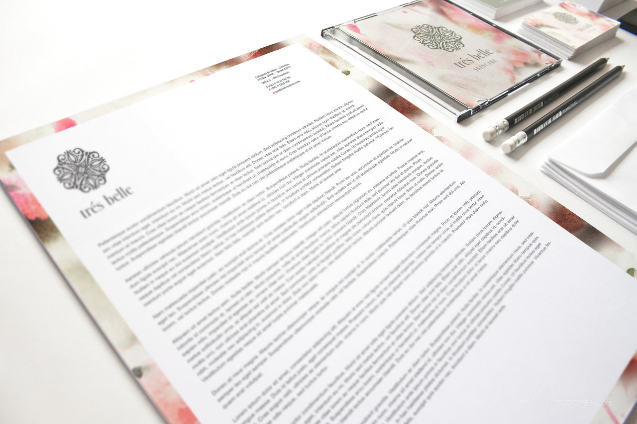 花朵精致信封信纸办公用品品牌vi样机