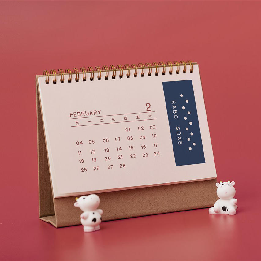 精致时尚的红色背景上的日历台历样机