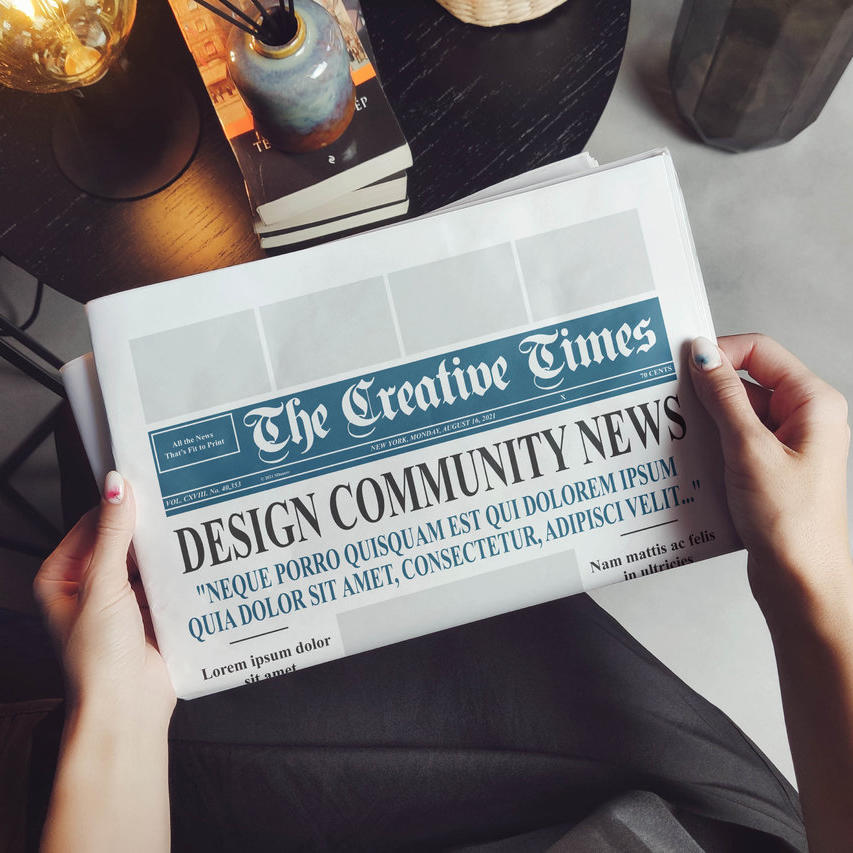 手拿新闻报纸样机